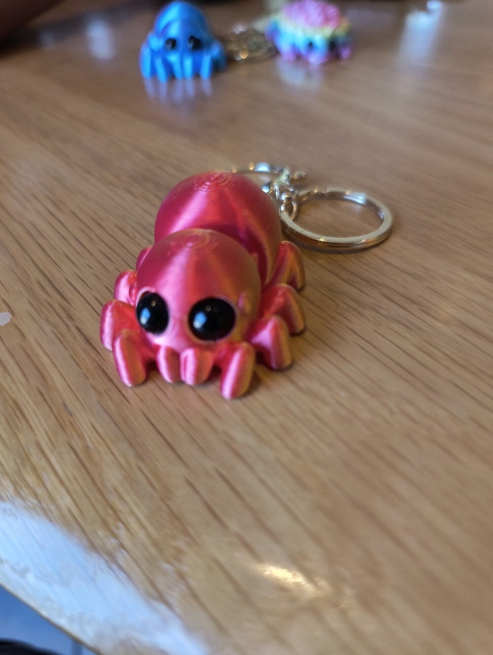 Color-Shifting Pink/Gold Spider Keychain - Picture 3 of 3